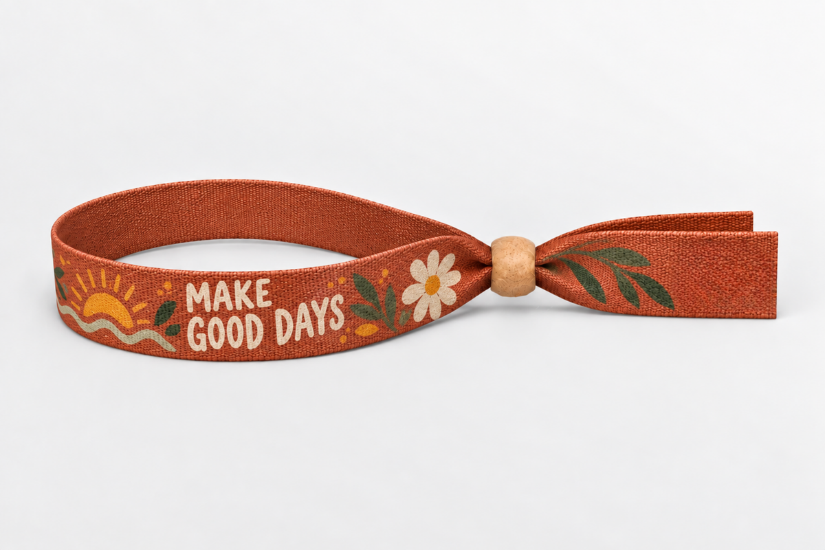 Oranžový bambusový textilní náramek s barevným potiskem a dřevěným zámkem