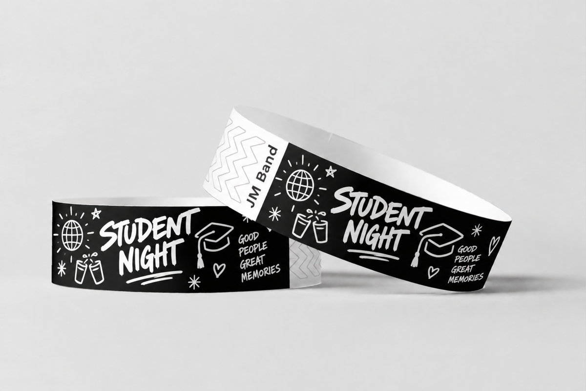Dva černé papírové náramky s bílým potiskem studentské noci