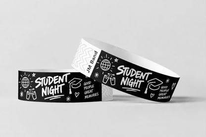 Dva černé papírové náramky s bílým potiskem studentské noci