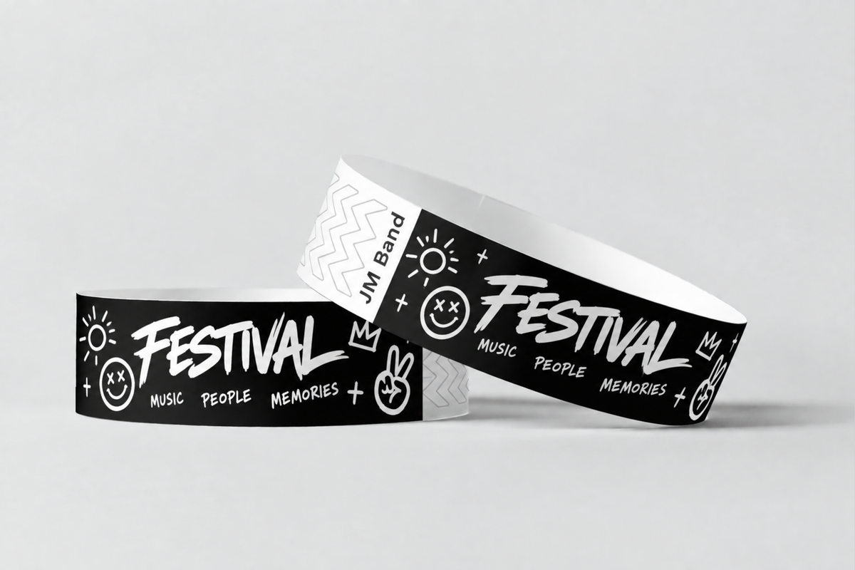 Dva černé papírové náramky s bílým festivalovým potiskem