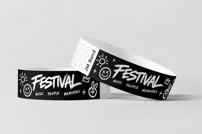 Dva černé papírové náramky s bílým festivalovým potiskem