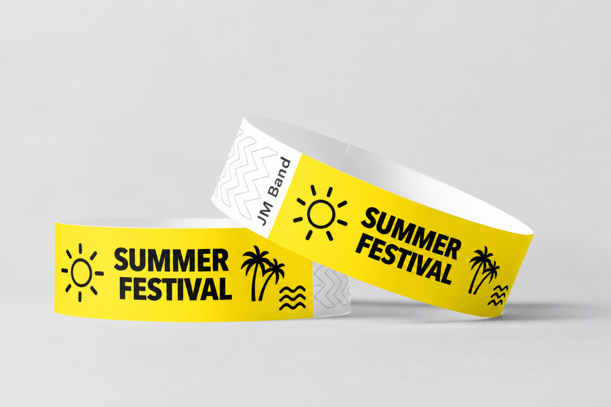 Dva žluté papírové náramky s potiskem letního festivalu