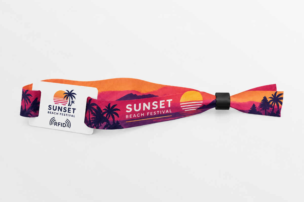 RFID textilní náramek z rPET s oranžovým potiskem plážového festivalu při západu slunce