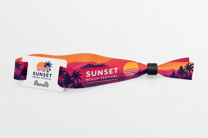 RFID textilní náramek z rPET s oranžovým potiskem plážového festivalu při západu slunce