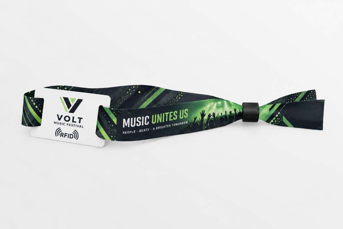 RFID textilní náramek z rPET s tmavě zeleným potiskem hudebního festivalu