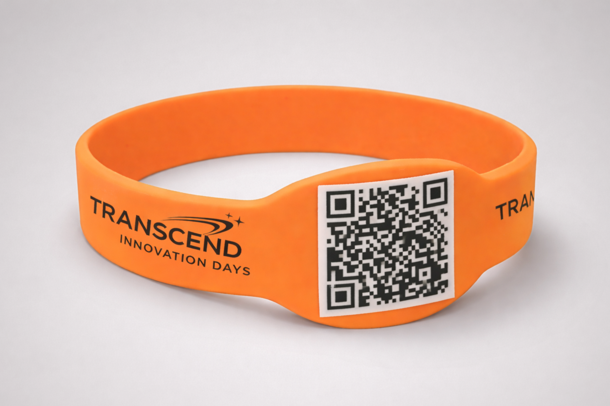 Fotografie silikonových náramků s QR kódem od JM Band®. Kupte si silikonové náramky o šířce 12 mm zde.