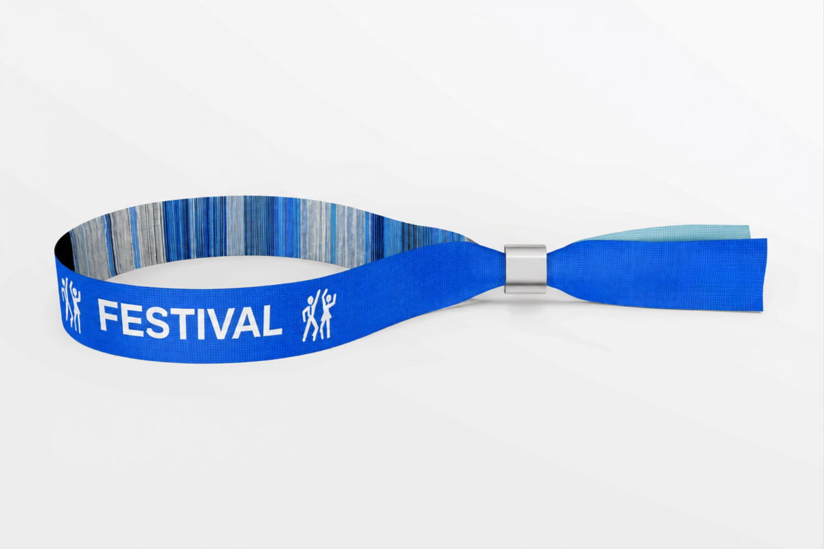 Modrý tkaný textilní náramek s bílým logem festivalu