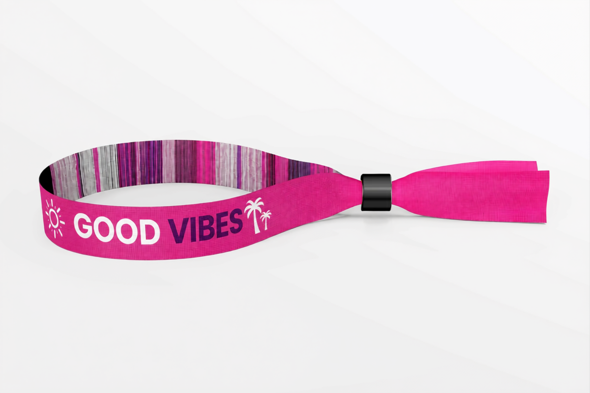 Růžový tkaný textilní náramek s vetkaným nápisem Good Vibes