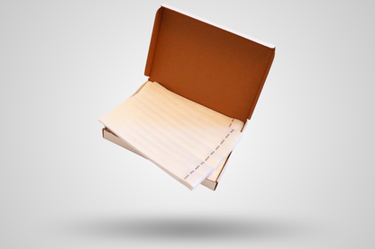 Fotografie papírových náramků na zápěstí v krabičce 1000 kusů - bez potisku od JM Band®. Kupte si papírové náramky v bílé barvě zde.