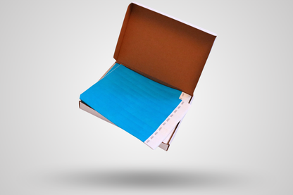 Fotografie krabičky 1000 papírových náramků - bez potisku od JM Band®. Kupte si papírové náramky v modré barvě zde.